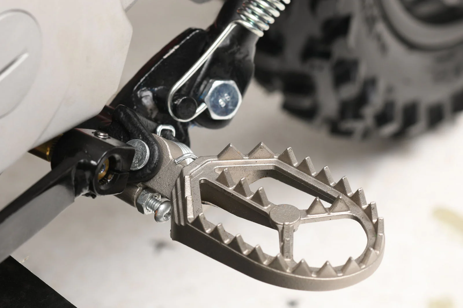 TrailMaster MK125 Dirt Bike 4-Speed Manual Dual Disc Brakes, Electric Start (14/12), Ages 12 and up - Image 40